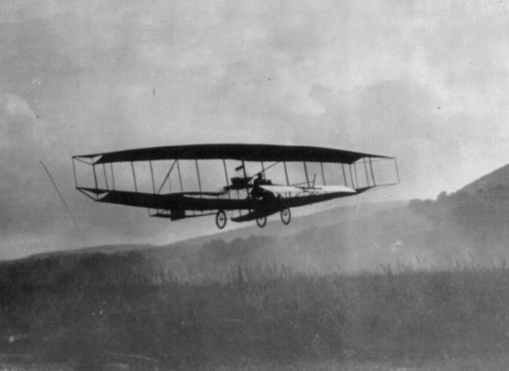 Glenn Curtiss winning the Scientific American trophy for a flight of 1km, July 4th, 1908. Note the wingtip roll controls. (LoC P&P, 2001705775)