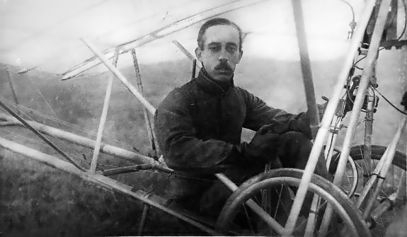 A clearly drained Alberto Santos-Dumont at the controls of his Demoiselle, likely sometime in 1909. (SDASM #02-S-00046)