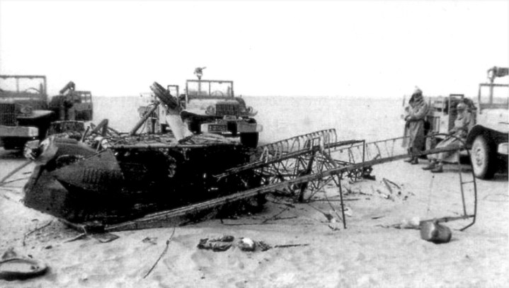 The 1962 French Army patrol and the wreckage of Southern Cross Minor. Lancaster's mummified remains lie partly buried in the foreground. (© Soldat Humbert)