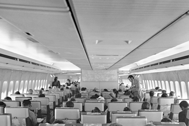 The spacious 'E Zone' (no Economy Class here!) of United Airlines' new 747 fleet in the early 70s. (© David Mills | Visual Approach Graphics & Imaging)