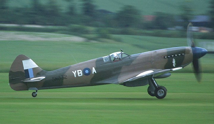 On a roll... Restored Spitfire F Mk.XIVc 'SM832', originally delivered in March 1945, she was sold to the Indian Air Force in 1947 and first restored in 1978. (PSParrot | flickr.com CC BY 2.0)