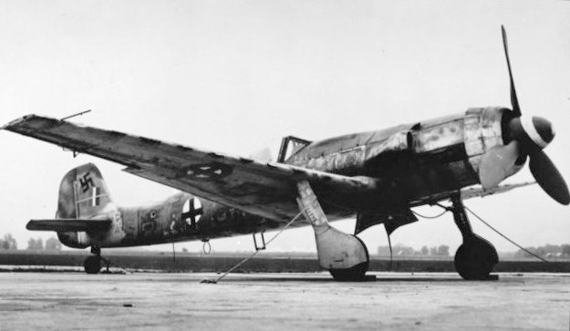 Future force... The advanced, Tank Ta.152 high-altitude interceptor, introduced in very limited numbers from January 1945. (SDASM #38235560 via wikipedia)